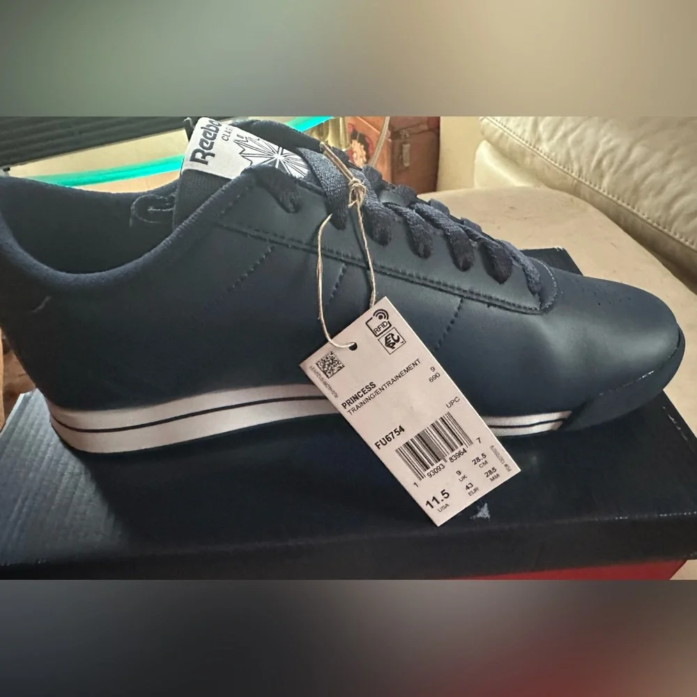 NEW Women’s Reebok shoes 👟 - Picture 2 of 6